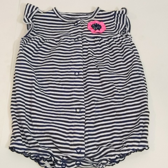 Carter's Bundle of 6 months Onesies - Picture 3 of 7